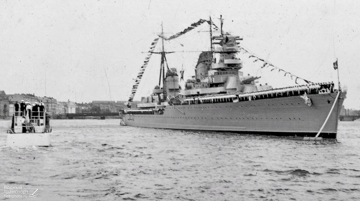 Fig. 2. 1940 Russia, heavy cruiser «Alex Peshkov (Maxim Gorkiy)» (9440 t., 113.500 hp., 36 kn., 3x3 180 mm., 6x100 mm. AA, 2x3 21 inch TA, belt 50 mm., deck 50 mm.)