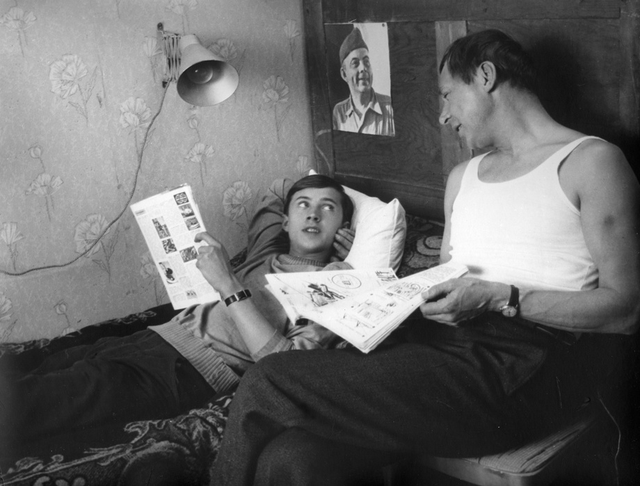 "Ты мать не обижай. - А кто ее обижает? - Я так, для профилактики" (разговор с Борькой). 
