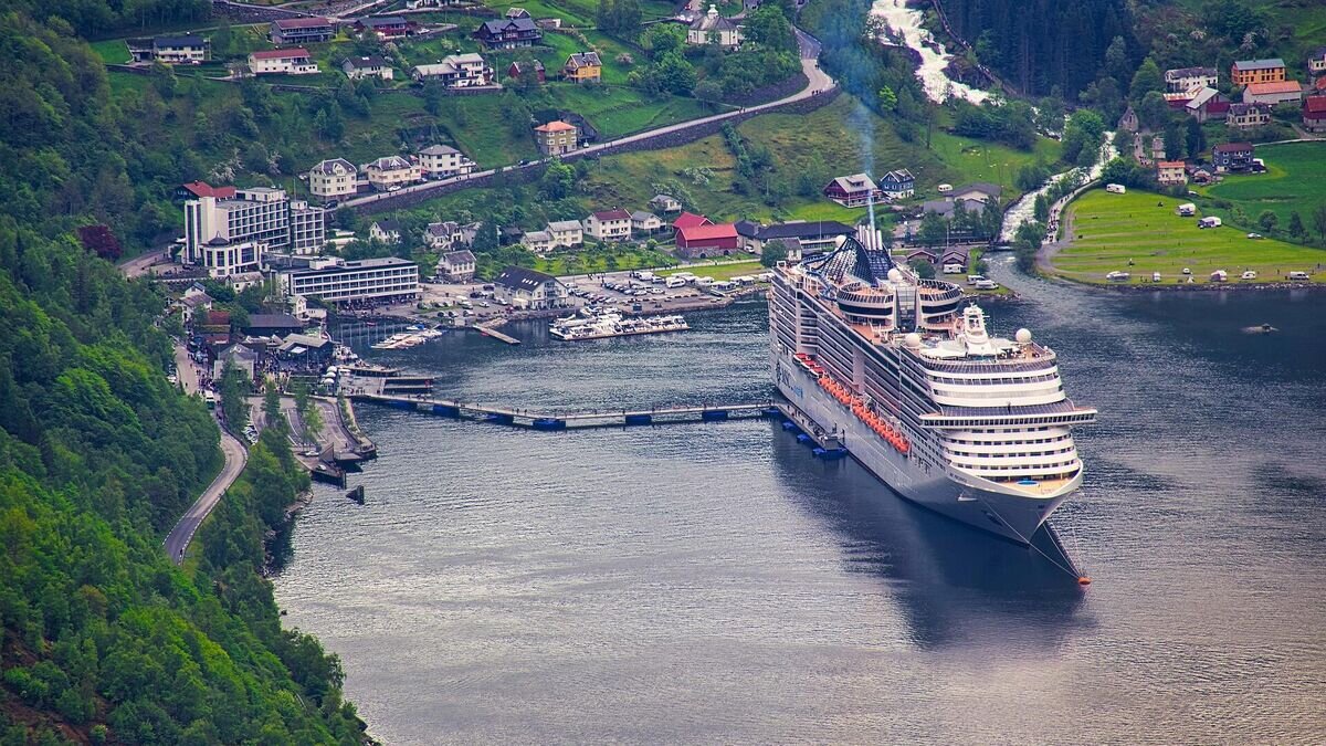    Круизное судно у берегов Норвегии © Pixabay / BazzaBoy