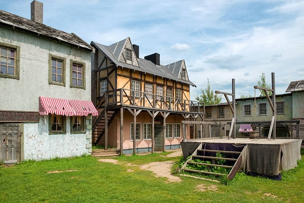 Декорации в киногороде на фото смотрятся лучше, чем в жизни. На деле они уже доживают свой век. Источник: Pukhov K / Shutterstock