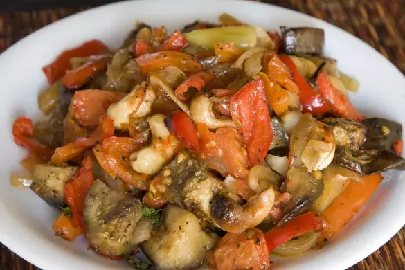 Овощное рагу с баклажанами, кабачками и капустой - рецепт с фото