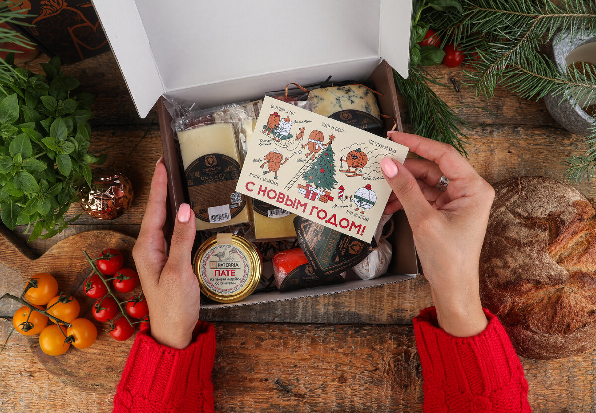 Набор «Харизма» в крафт-коробке. В составе: Чеддер коровий 6 мес., Стилтон, Белпер Кнолле, Чеддер козий, Чеддер с портвейном или коньяком, Комте, паштет Paterria и сыровяленая колбаса.