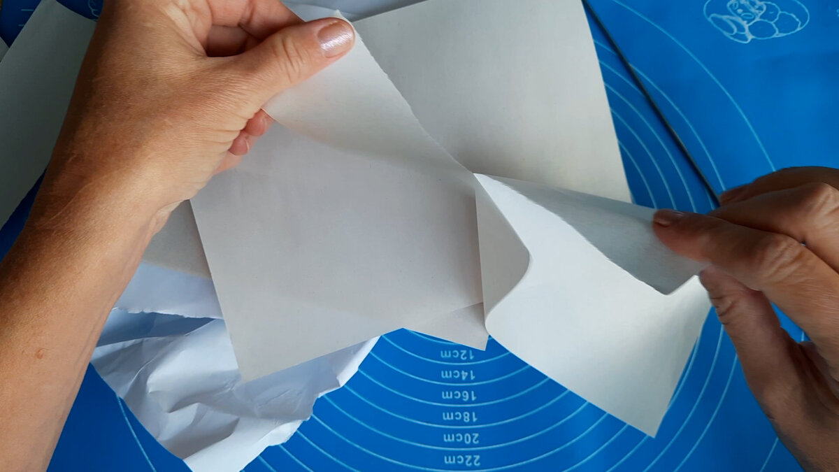 Поговорим о важности определения направления волокон в листе бумаги. Есть специальный тест, который рекомендуют проводить опытные мастерицы после покупки каждой новой пачки бумаги.