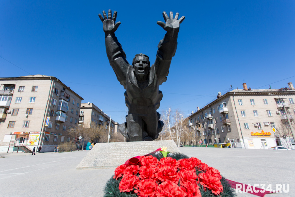Известные памятники сталинградской битвы. Волгоград Сталинград памятник. Памятники Краснооктябрьского района Волгограда. Памятники войны в Волгограде. Памятник воину в Волгограде.