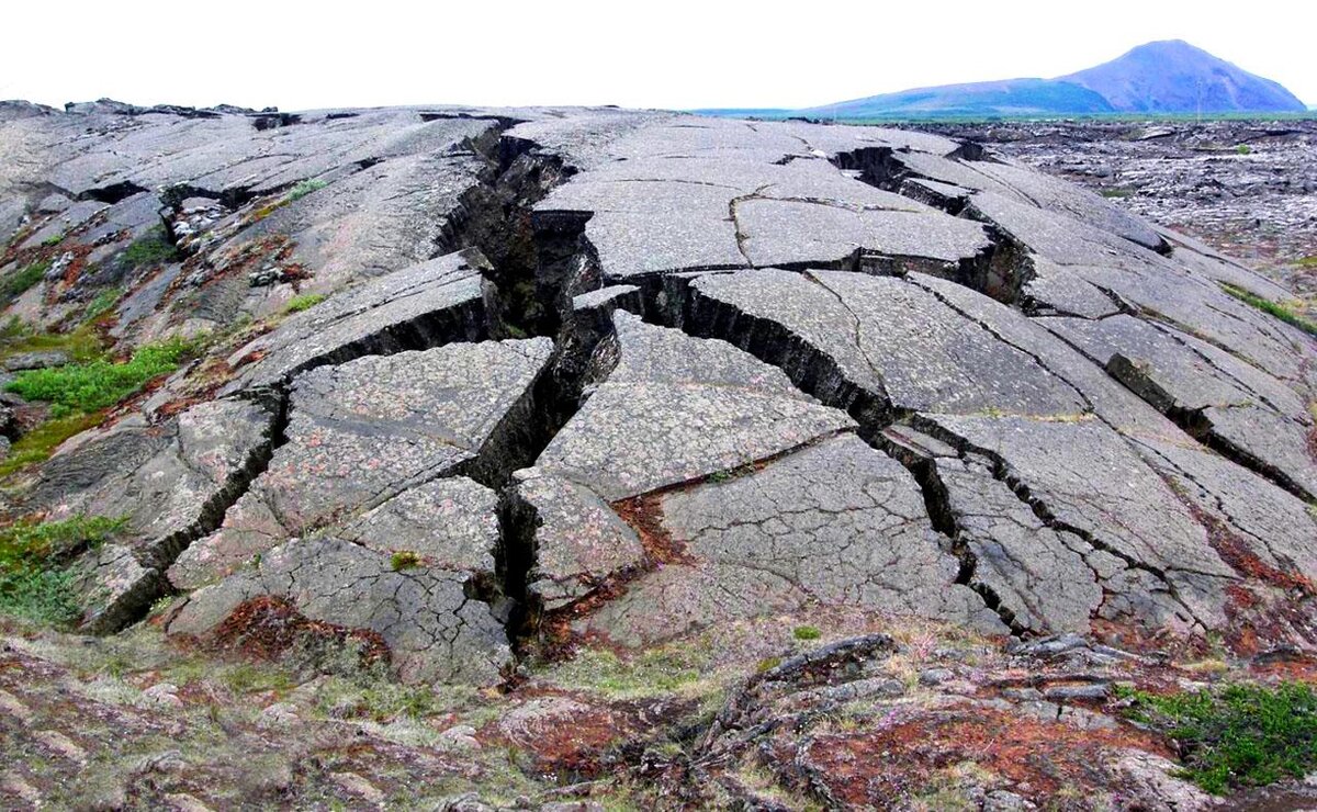 Тектонические землетрясения. Тектонический разлом в Исландии. Исландия тектонические плиты. Долина Тингвеллир разлом. Разрыв природы