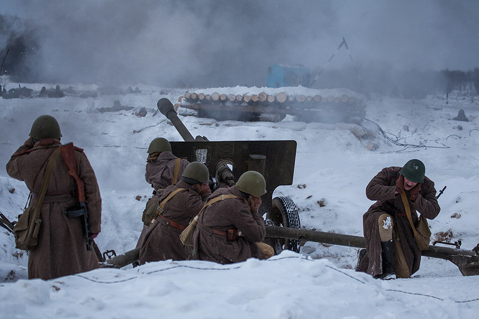 Горячий снег. Горячий снег фильм 1972. Юрий Бондарев горячий снег фильм. Горячий снег кадры. Кадры фильма горячий снег.