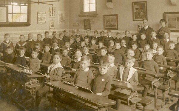 Обязательным обучение в школе в Британии стало только в последней трети 19-го века.-2