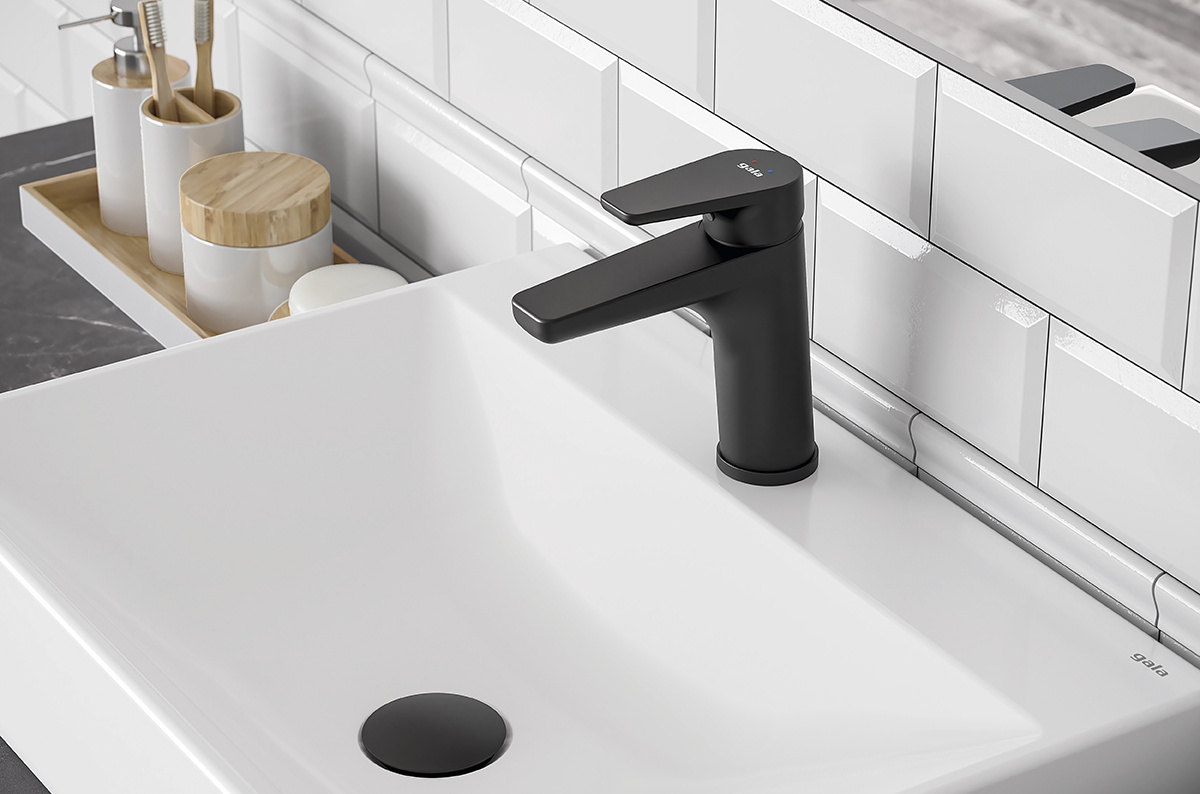 Черный цвет и керамическая плитка в элегантном стиле ванной комнаты