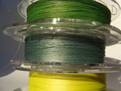 Плетеная леска для спиннига не просто пришла на рынок, она моментально ворвалась в снасти к рыболовам и приобрела большое количество фанатов, которые после того как опробовали ловить рыбу при помощи плетеного шнура, больше не смогли от него отказаться. Связанно это в первую очередь с тем, что плетеная леска имеет очень маленький диаметр сечения, а уровень износостойкости и растяжимости не позволяет конкурентам даже появиться. Но цена на плетеную леску выше чем на монолитную, поэтому не пугайтесь увидеть большие цифры на ценниках.