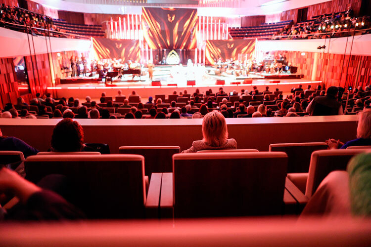    «Снаружи «Зарядье» — ультрасовременная, металлостеклянная конструкция. Но внутри дерево нескольких пород, поэтому звук дышит, резонирует и летит»