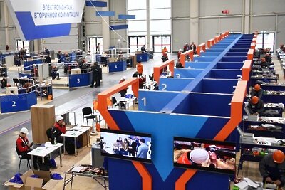    Участники конкурсных состязаний в дисциплине "Электромонтаж вторичной коммуникации" в рамках Международного чемпионата в сфере промышленного строительства World Construction Championship (WCC) в Казани. ©Максим Богодвид РИА Новости