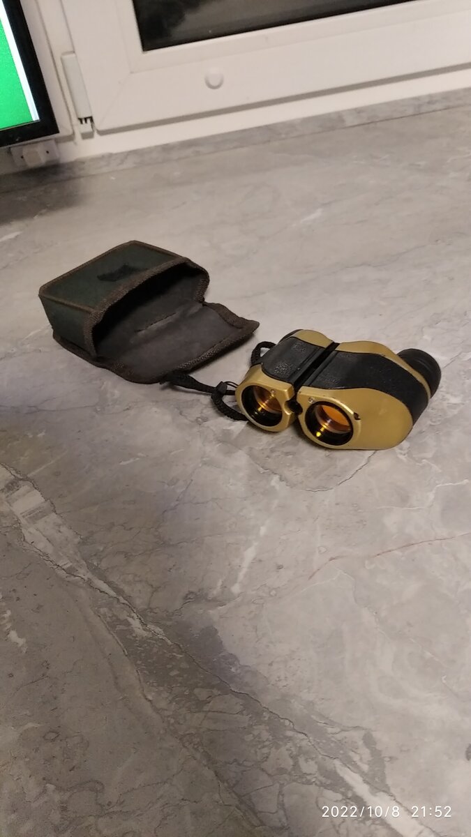 Биноколь с кошелёчком повёрнутый уменьшительной стороной.