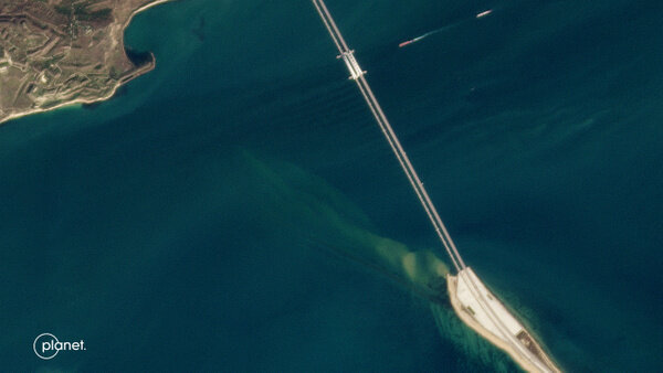 Спутниковый снимок Крымского моста до взрыва. Фото © Twitter / planet