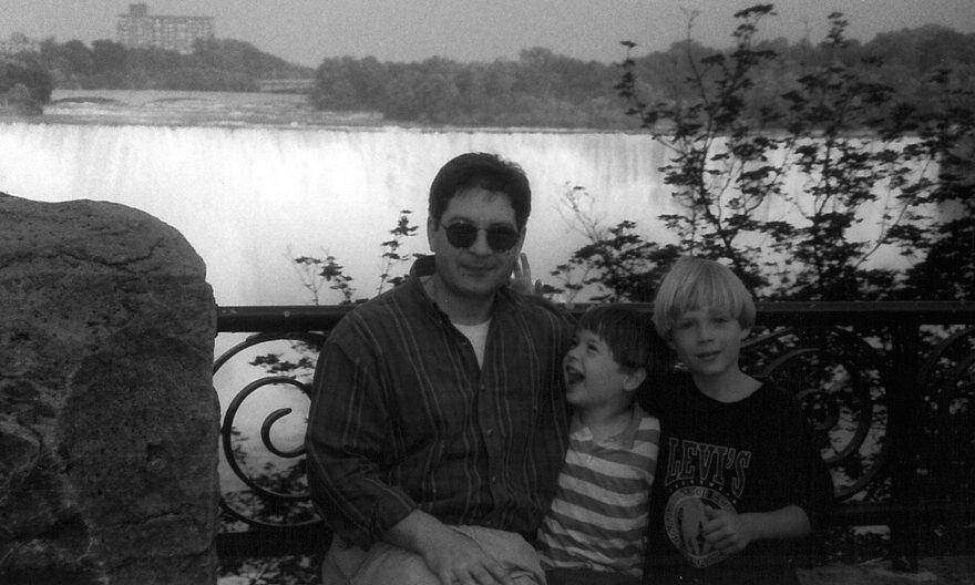 Алекс и Тим с отцом, 1999 год. 