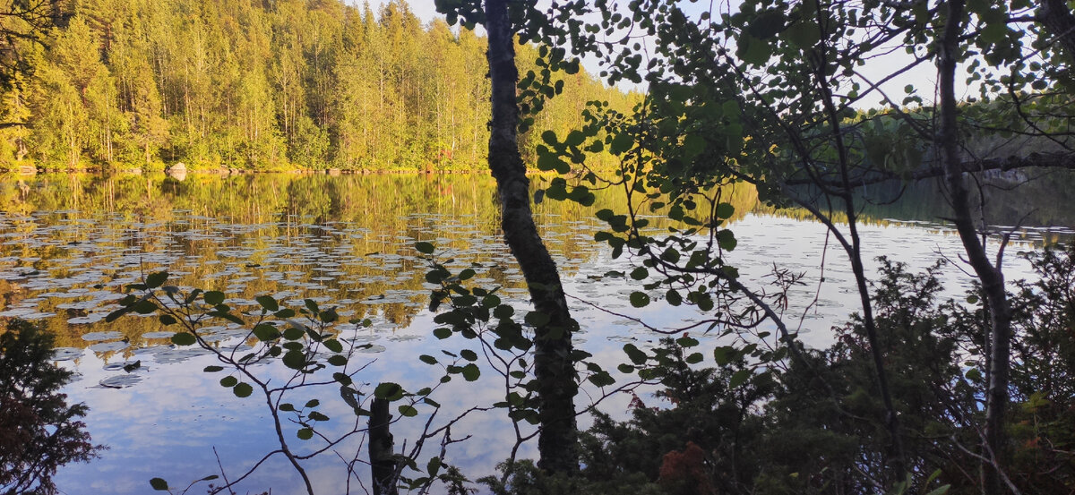 Реликтовое озеро Марёс, возникло в результате таяния древнего горного ледника. Из этого озера качают питьевую воду для всего ПГТ Умба. На берегах этого озера запрещено разводить огонь, пасти скот, ловить и чистить рыбу.