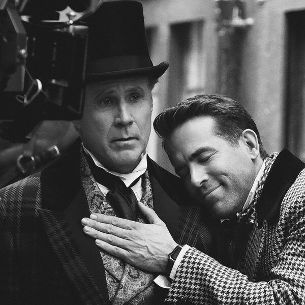     Райан Рейнольдс и Уилл Феррелл перевоплощаются в Скруджа и праздничного духа в тизере «В духе Рождества»