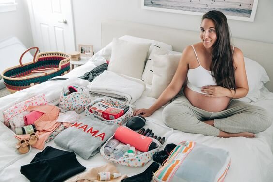 Что взять на выписку из роддома для мамы ?