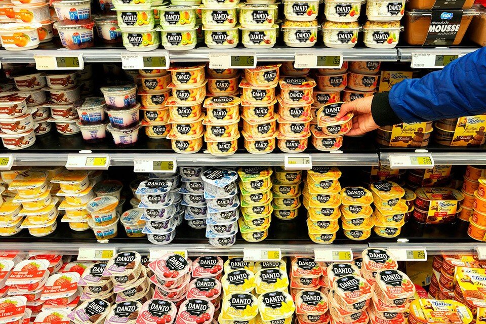     Французская компания Danone, один из крупнейших производителей молочных продуктов, собралась покинуть российский рынок.  Shutterstock