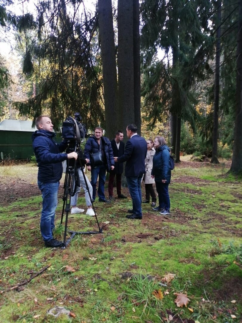 Телекомпания НТВ в сквере на Прямой