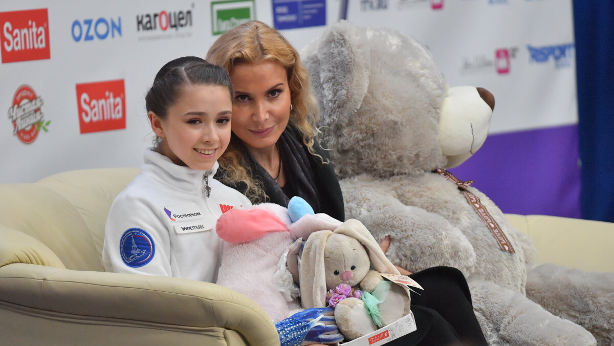    Камила Валиева и Этери Тутберидзе после короткой программы финала Кубка России. Фото: Global Look Press