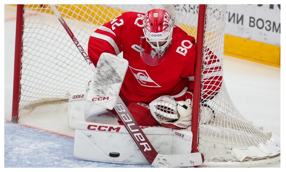    Голкипер «Спартака» Рыбар постарается не пропустить от "Амура". Фото: сайт ХК «Спартак»