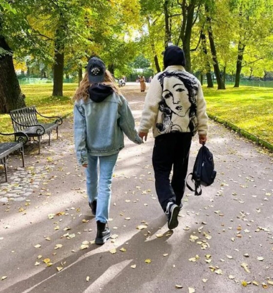 Кристина Асмус с неизвестным спутником во время прогулки по Санкт-Петербургу