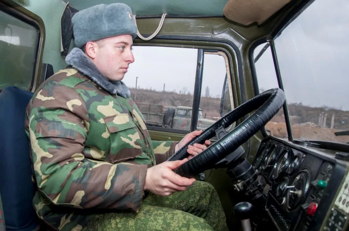 Водитель механик стал водителем. Солдат водитель. Водитель военной машины.