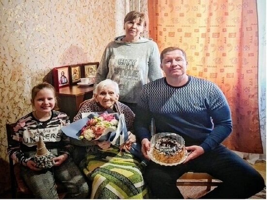     В.А. Малыхина в кругу семьи. ФОТО: FEO. RK.GOV. RU