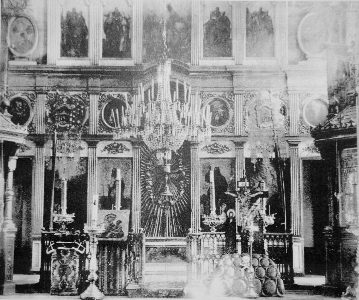 Иконостас Покровского храма в с. Поддубье. Фото нач. XX в.