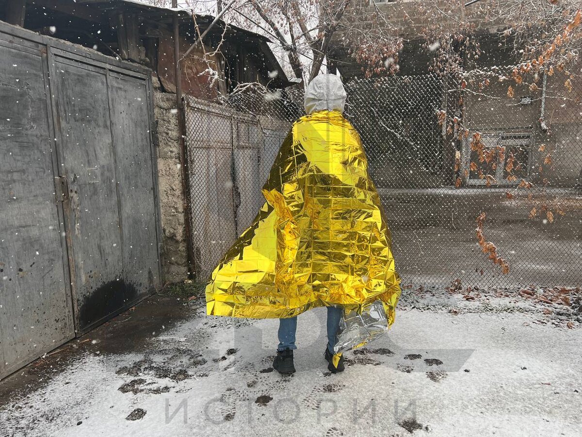 Спасательное одеяло, серебристой стороной к телу