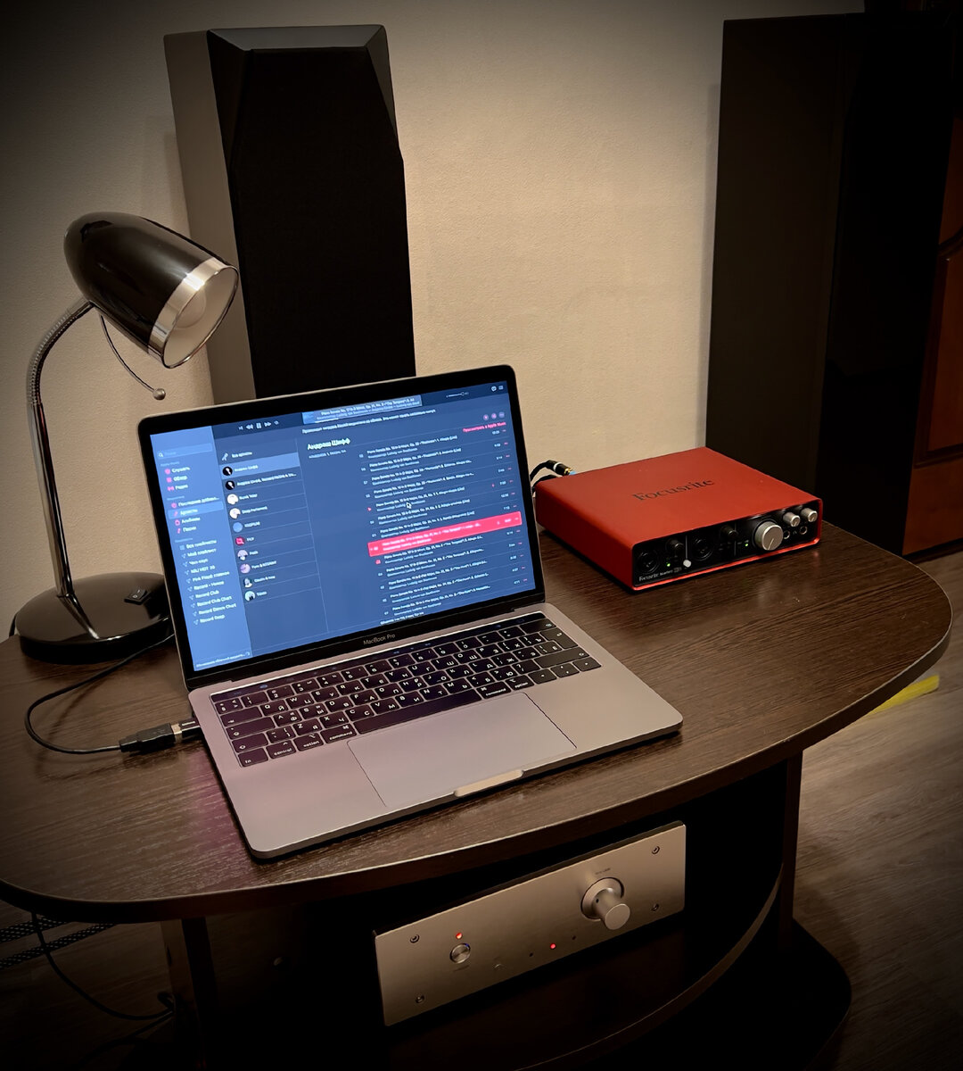 Усилитель в сборе, подключенный к компьютеру через внешнюю звуковую карту Focusrite.