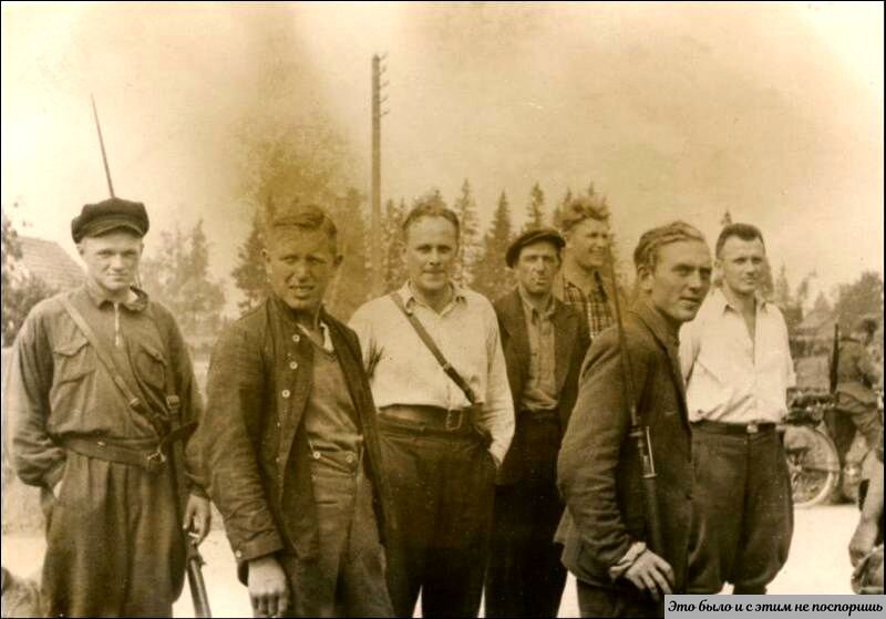 Отряд «лесных братьев» радостно встречает войска Рейха. Эстония. 1941. https://clck.ru/339zqh 
