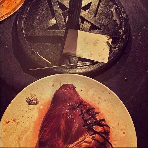 Рабочий стол чёрной ведьмы. 21 век. Instagram. 