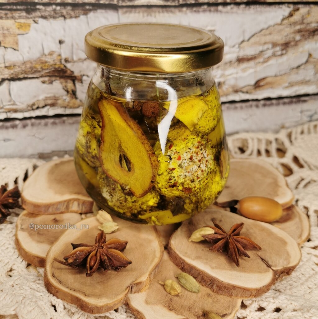 Творожный сыр со специями в оливковом масле. 