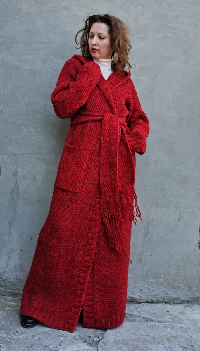 1. Дама заказала кардиган для апрельской поездки в Амстердам. Я нашла под проект пряжу с мериносом в роскошном цвете "феррари" и добавила пушок восхитительно мягкой бэби альпака в тон.