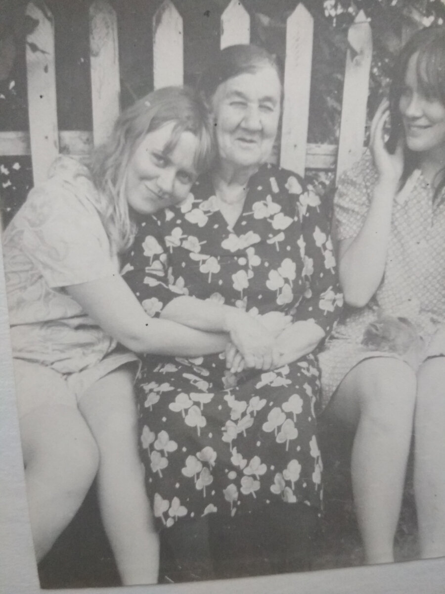 Вот так мы с Ларисой, моей двоюродной сестрой, ее обнимаем.