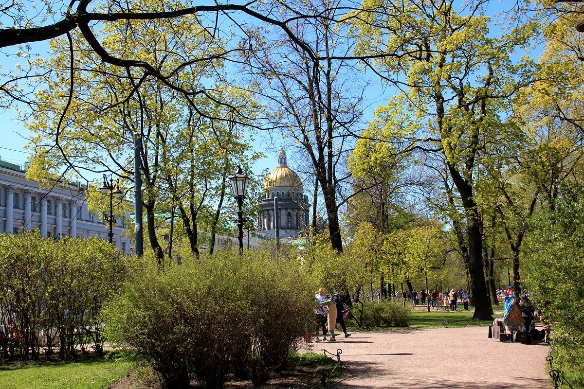 Александровский сад, купол Исаакия виден отовсюду
