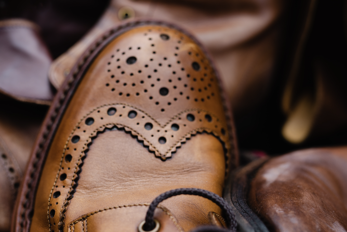 Узнайте, как убрать заломы на обуви из кожи, кожзама, замши и нубука |  Секреты чистого дома от Qlean | Дзен