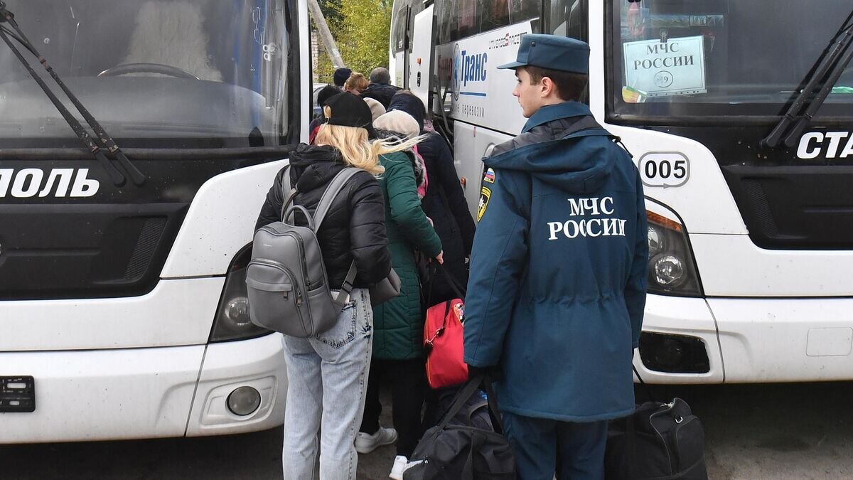    Жители Херсона во время эвакуации на левый берег Днепра© РИА Новости / Евгений Биятов