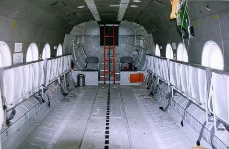 Ми 8 грузовой отсек. Вертолёт ми-26. Грузовой вертолёт ми-8. Грузовая кабина ми-26. Грузовые створки.