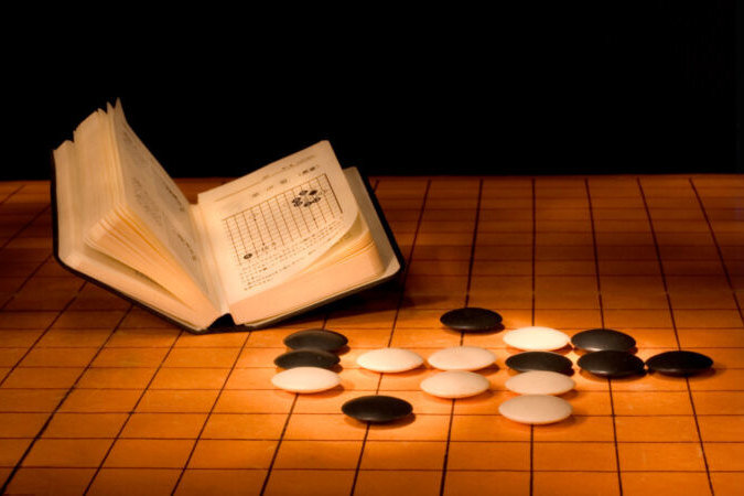     Ученые обыграли искусственный интеллект в го. Хитрый трюк, который показывает, что ИИ все еще не всесилен