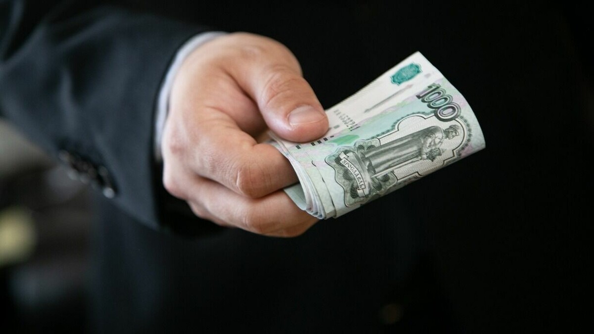     Суммарно взятки составили внушительную сумму. Об этом генпрокурор рассказал федеральным СМИ.