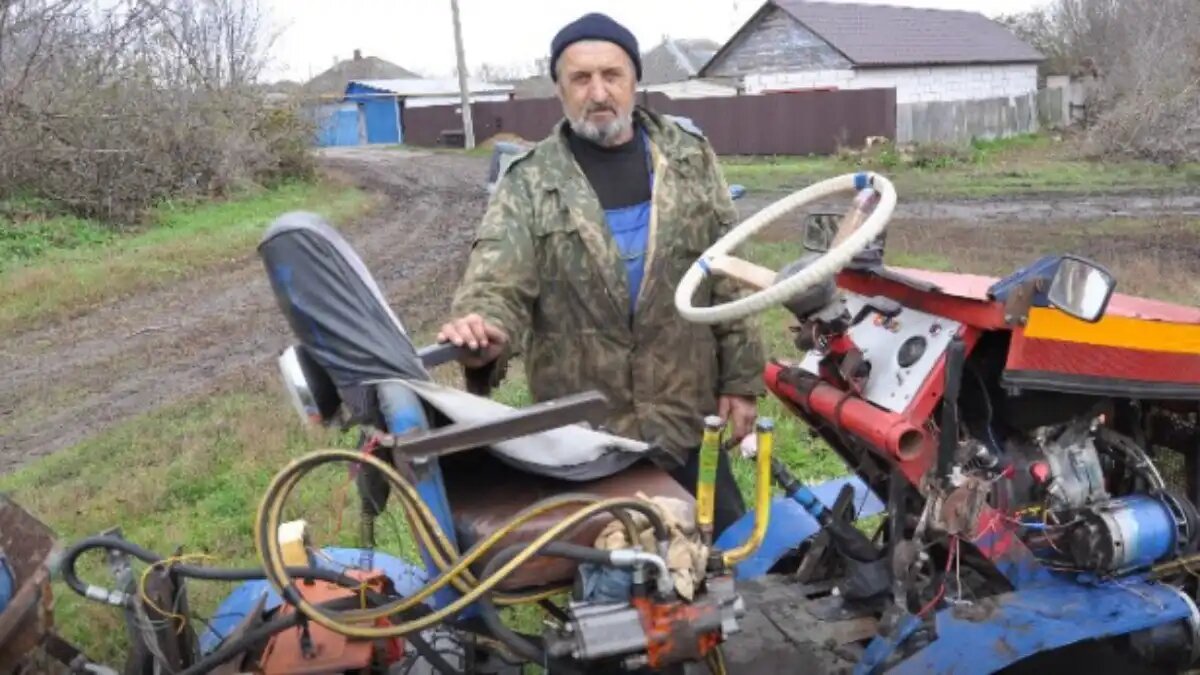 Фото: gazeta-zarya31.ru (авторские права: Александр Панченко) Владимир Сенченко и его самодельный трактор в Дальнем Чесночном Белгородской области