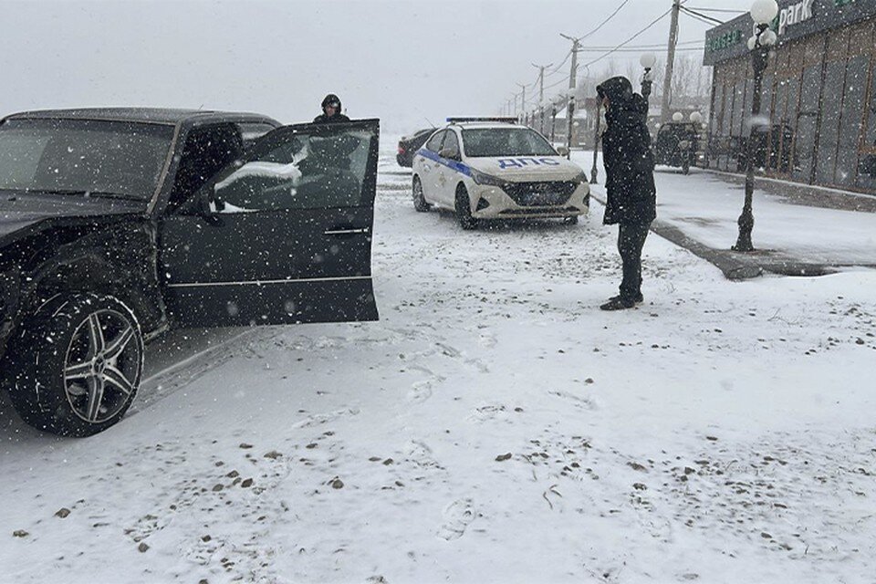     Когда наряд полиции подоспел, мальчику уже помогли неравнодушные земляки. Фото: МВД Дагестан