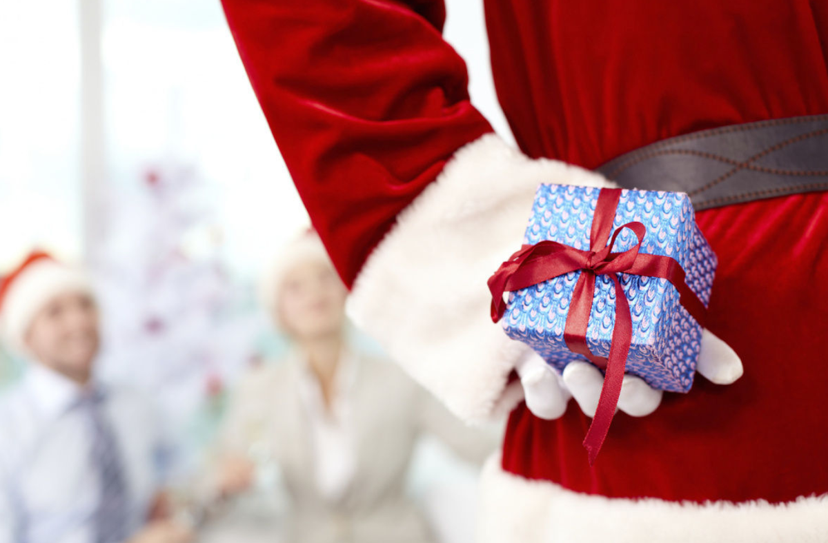 Деду морозу дарят подарки. Тайный Санта. Подарки от Санта Клауса. Новогодний тайный Санта. Дед Мороз дарит подарки.