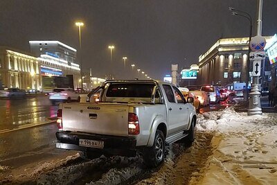    Автомобиль под запрещающим знаком в Москве © Telegram-канал «Дептранс Москвы»