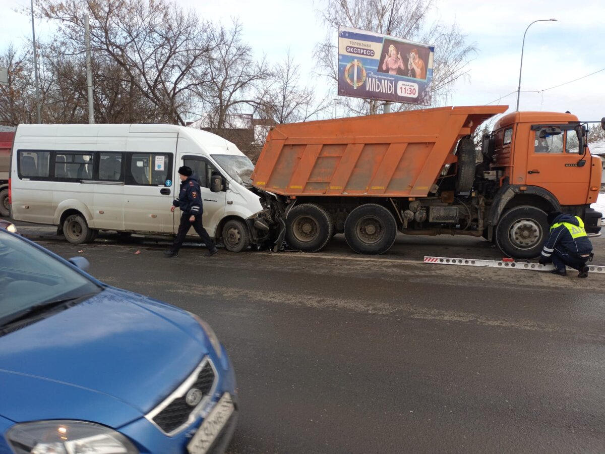 КАМАЗ протаранил стену на заводе