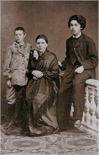 Фото семьи Суриковых (слева направо): Александр, Прасковья Фёдоровна, Василий. Изображение из открытых источников