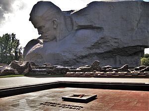 Памятник защитникам Брестской крепости и Вечный огонь