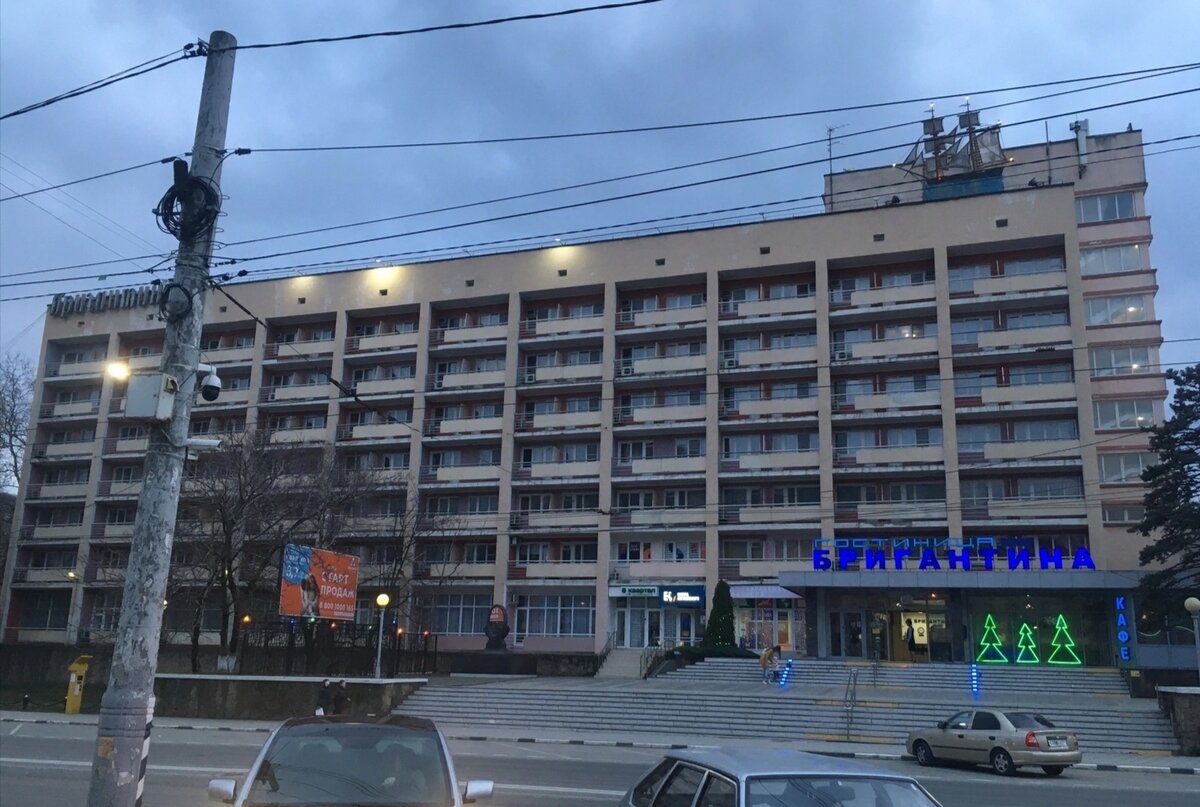 Отель "Бригантина" город Новороссийск. Парадный вход